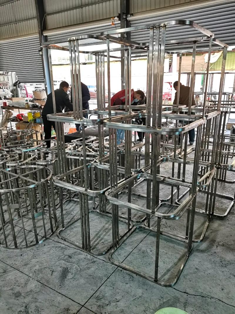 不銹鋼輕奢風(fēng)家具與鋁制精品 去商場(chǎng)不如來(lái)工廠，定制您的品質(zhì)生活